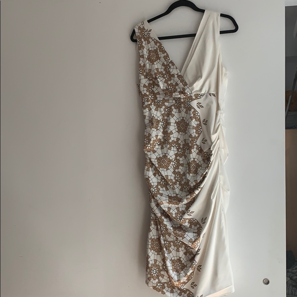 Le château satin V-neck dress - Picture 4 of 4